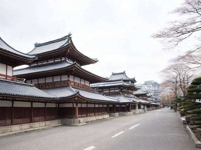上海大學生辦理日本旅游簽證需準備護照、照片、在留資格認定證明等材料，流程包括提交申請、預約面試、面試及等待審批，留學簽證代辦機構(gòu)可提供專業(yè)指導，包括材料準備、申請?zhí)峤坏龋_保簽證辦理順利。